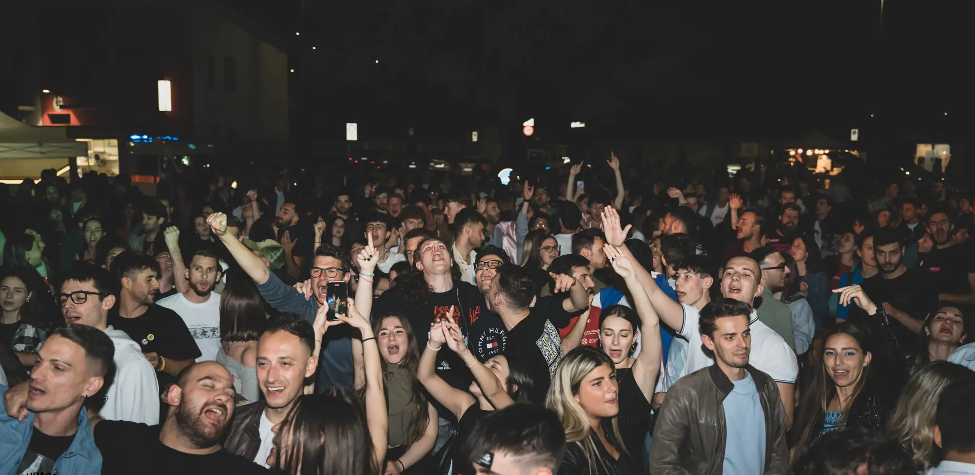 La piazza di Lurago d'Erba piena di ragazzi di notte durante il Fem Fest