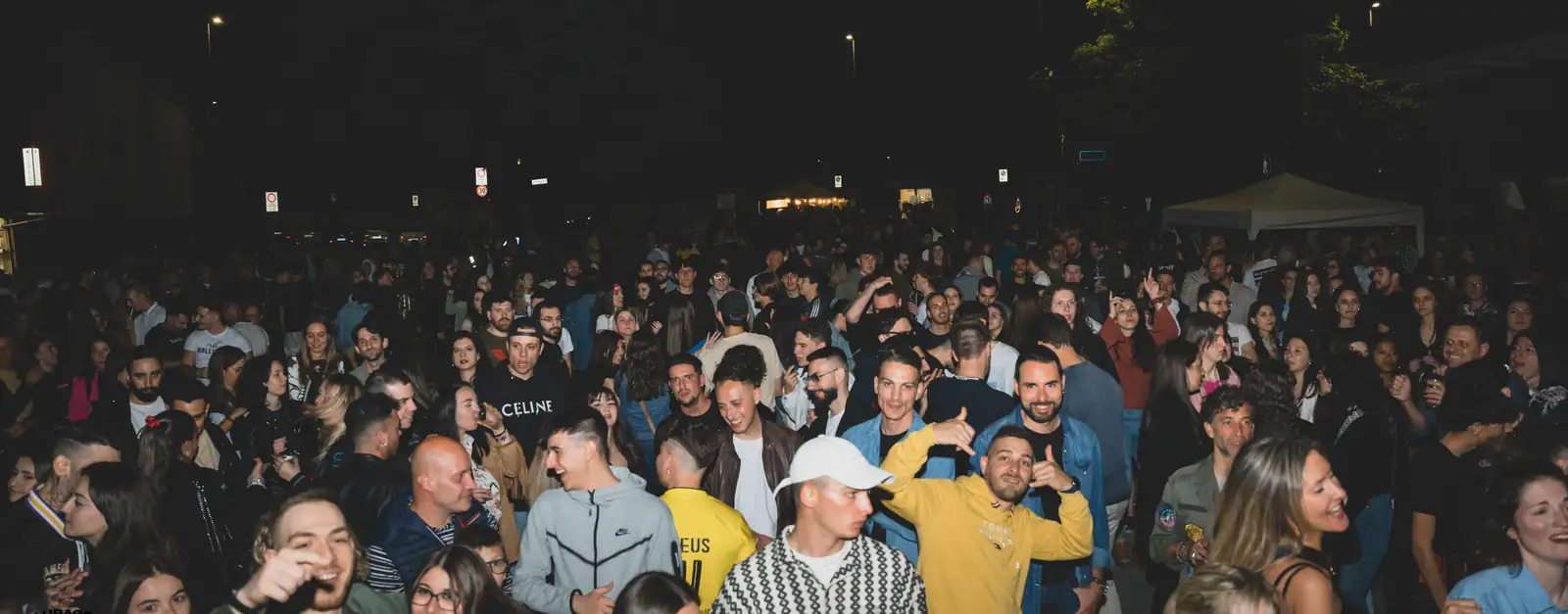 Folla in piazza durante il Fem Fest, ragazzi che ballano e sorridono